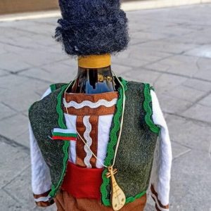 Бутилка вино в мъжка носия