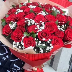 Прегръдка 35 червени рози