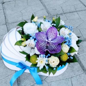 Бебешко кошче с цветя бяло